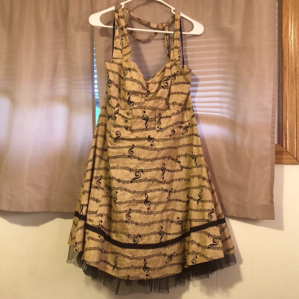 Hot Topic plus sized Treble clef music knee length dress